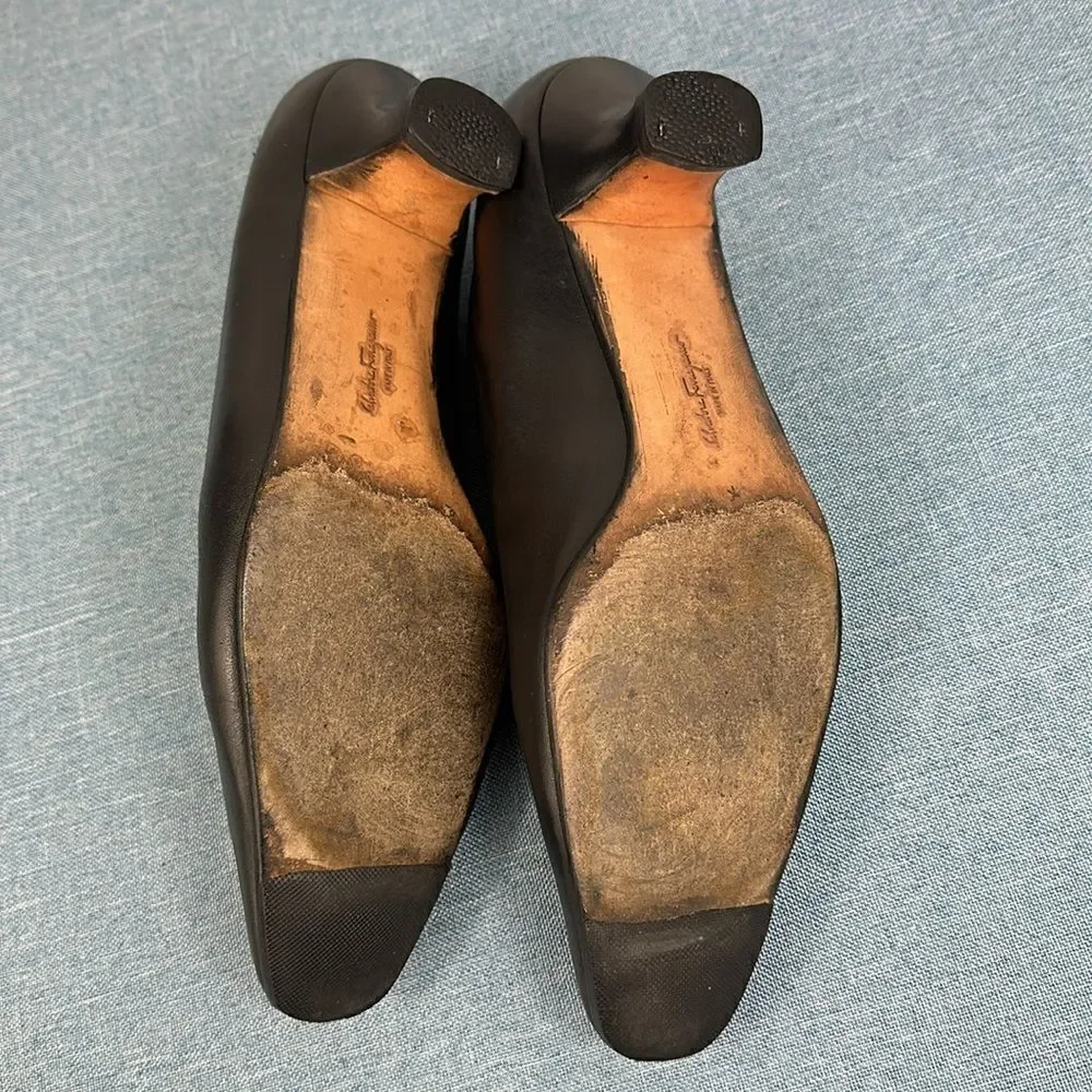 Vintage Salvatore Ferragamo Black Leather Pumps With Metal Logo Size 8 B
